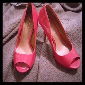 Peep toe pumps red